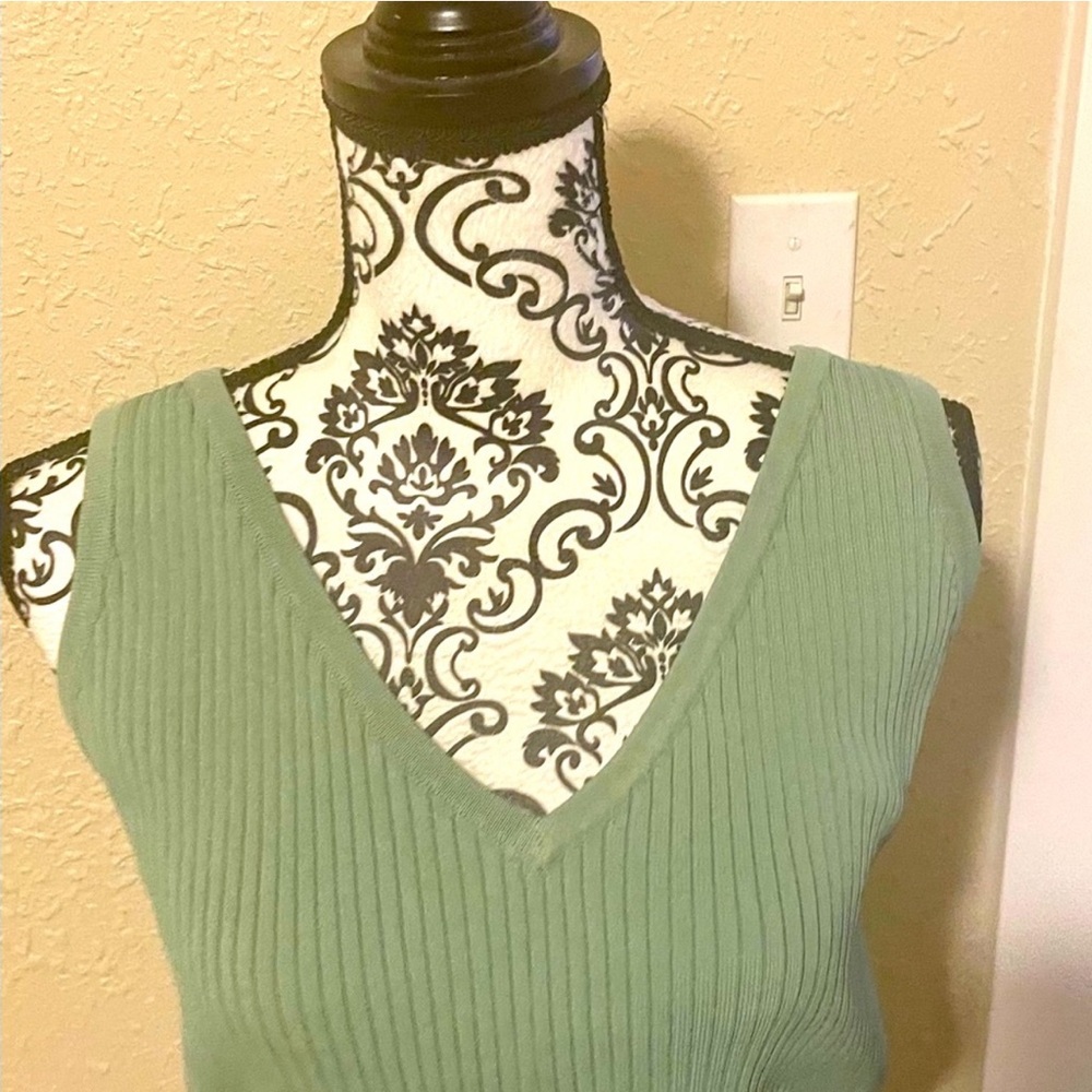 🙌 3 /$10 Sale Item! Sleevless top/Vest